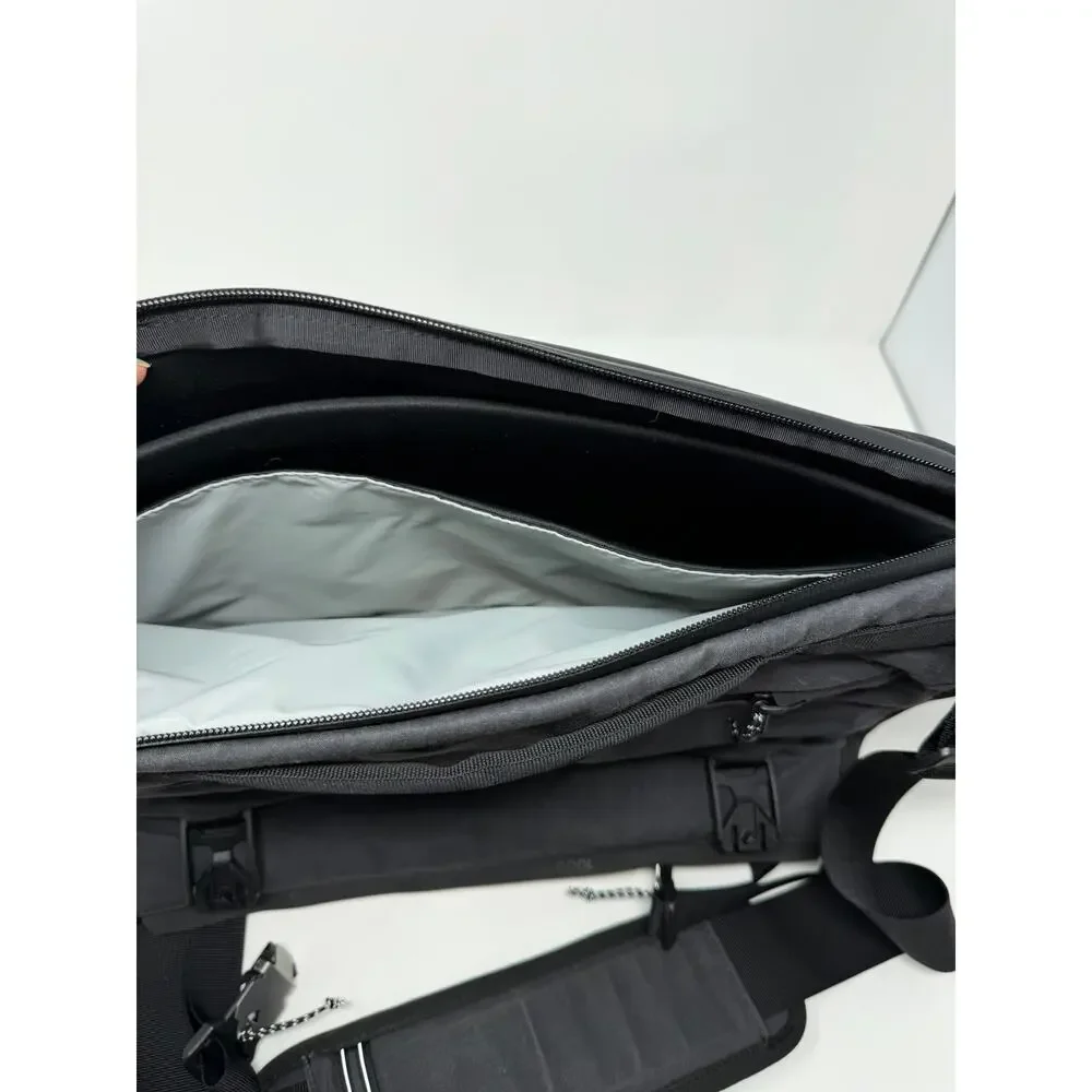 KUHL Escape 14 Kanvas Messenger Laptop Crossbody Carrier Bag in Ink Black